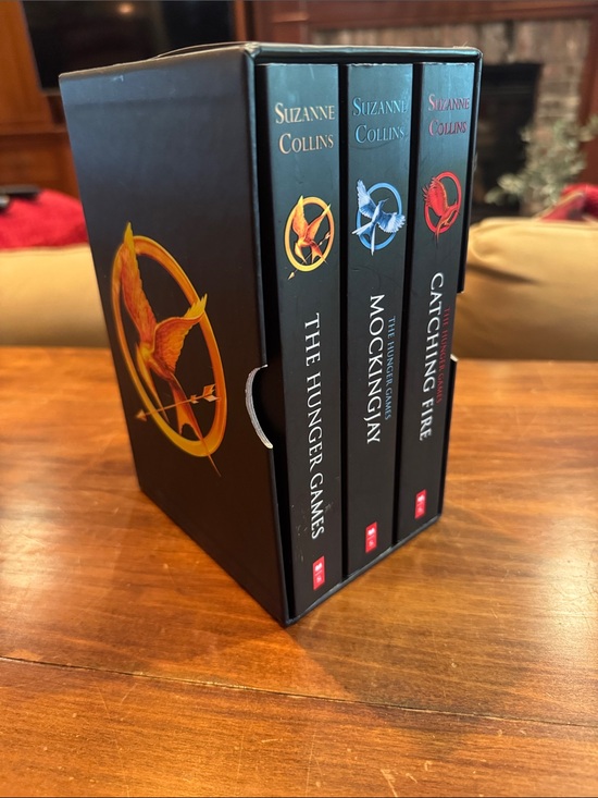 Scholastic Other - Hunger Games Trilogy Paperback Box Set Suzanne Collins Mocking Jay Catching Fire